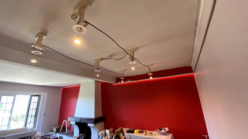 Séjour / salon : cheminée, poutre et bandeau lumineux à Toulouse - Plafonds Tendus Occitans Seysses