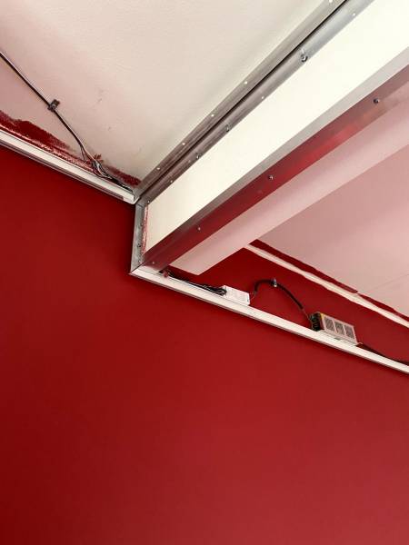 Séjour / salon : cheminée, poutre et bandeau lumineux à Toulouse - Plafonds Tendus Occitans Estantens