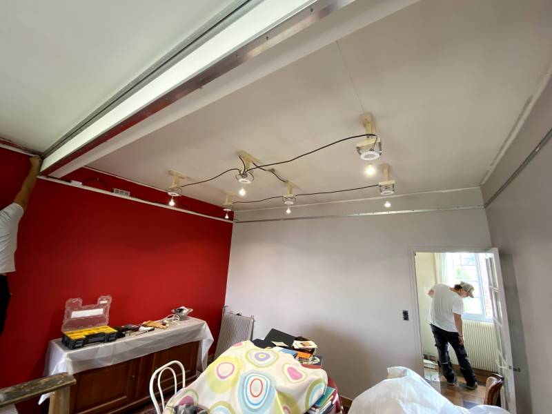 Séjour / salon : cheminée, poutre et bandeau lumineux à Toulouse - Plafonds Tendus Occitans Auch