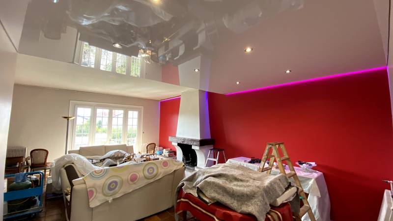 Séjour / salon : cheminée, poutre et bandeau lumineux à Toulouse - Plafonds Tendus Occitans Auzeville