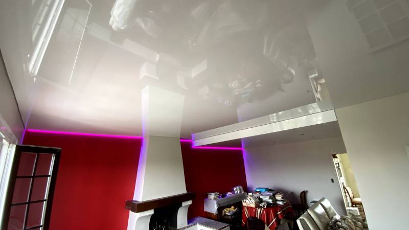 Séjour / salon : cheminée, poutre et bandeau lumineux à Toulouse - Plafonds Tendus Occitans Roques