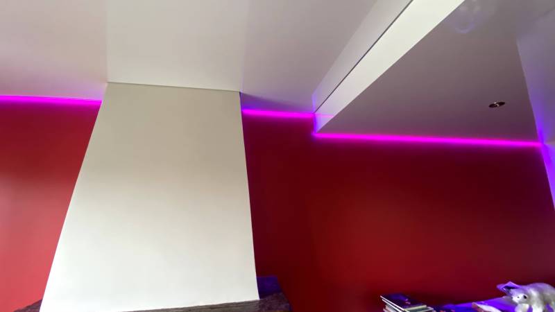 Séjour / salon : cheminée, poutre et bandeau lumineux à Toulouse - Plafonds Tendus Occitans Estantens