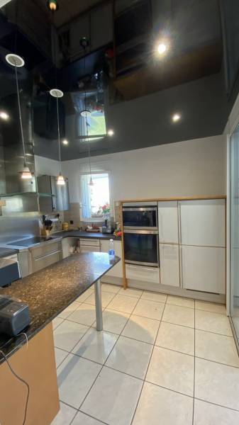 Cuisine : Pose plafond tendu laqué noir à Toulouse - Plafonds Tendus Occitans Seysses