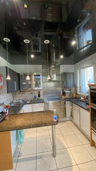 Cuisine : Pose plafond tendu laqué noir à Toulouse - Plafonds Tendus Occitans Bagnères de Bigorre