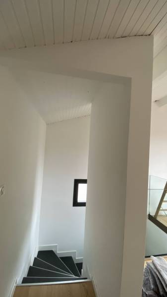 Solution pour éviter de peindre un lambris bois - Plafonds Tendus Occitans Aussonne