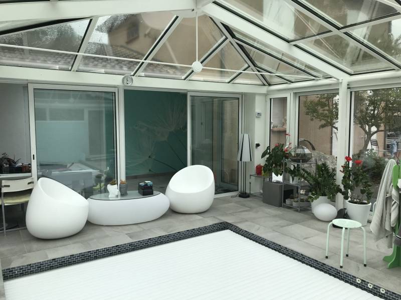 Décor mural acoustique dans véranda et piscine intérieure sur Ramonville