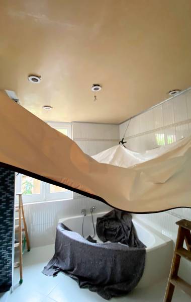 Salle de bains : Plafond brillant avec spots intégrés à Toulouse - Plafonds Tendus Occitans Pins Justaret