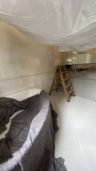 Salle de bains : Plafond brillant avec spots intégrés à Toulouse - Plafonds Tendus Occitans Frouzins