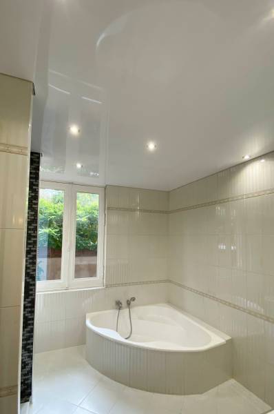 Salle de bains : Plafond brillant avec spots intégrés à Toulouse - Plafonds Tendus Occitans Noé
