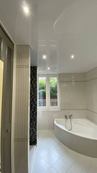 Salle de bains : Plafond brillant avec spots intégrés à Toulouse - Plafonds Tendus Occitans Colomiers
