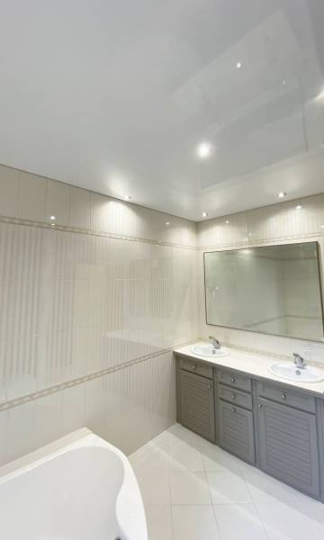 Salle de bains : Plafond brillant avec spots intégrés à Toulouse - Plafonds Tendus Occitans La Magdelaine sur Tarn