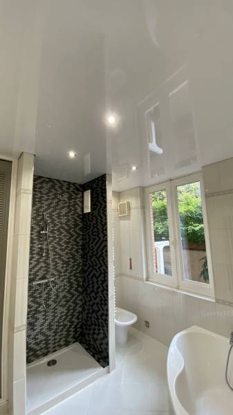 Salle de bains : Plafond brillant avec spots intégrés à Toulouse - Plafonds Tendus Occitans Bérat