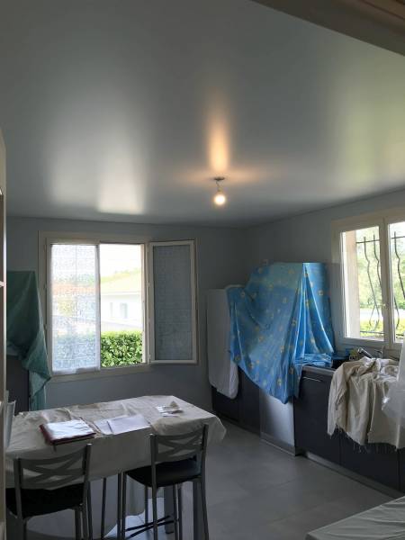 Pose plafond tendu BARRISOL blanc satiné dans cuisine sur Muret