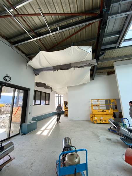 Local commercial Cornebarieu plafond tendu blanc mat artisan Plafonds Tendus Occitans Aucamville