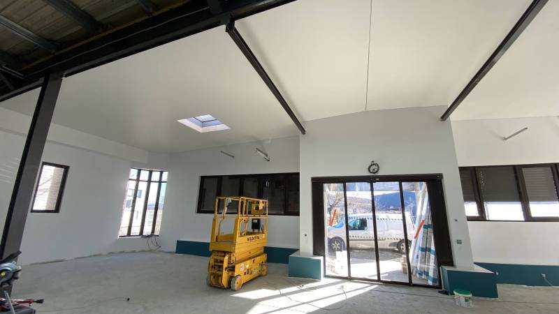 Local commercial Cornebarieu plafond tendu blanc mat artisan Plafonds Tendus Occitans Saint Gaudens