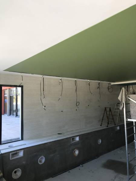 Le plafond tendu satiné, c'est de la couleur sans la brillance du laqué Grenade