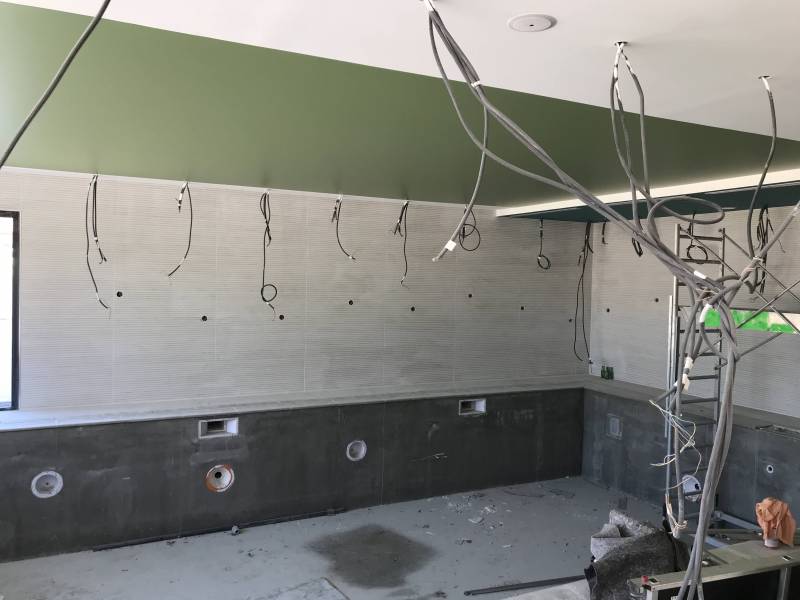 Le plafond tendu satiné, c'est de la couleur sans la brillance du laqué Grenade