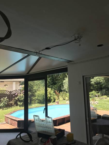 Mise en place lisse de fixation et branchement spots, chantier Cugnaux