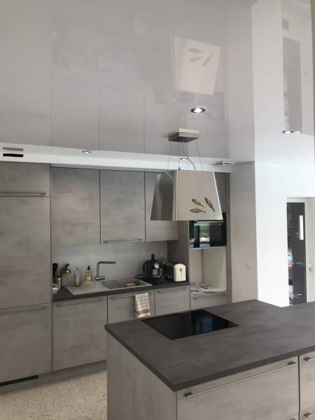 Chauffage dans cuisine ouverte avec plafond tendu laqué brillant - Castelnaudary