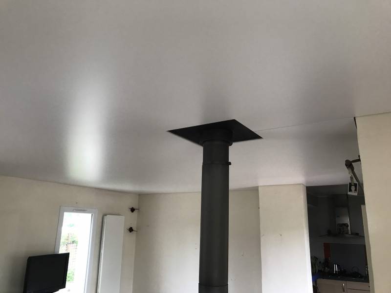 Pose plafond tendu blanc mat BARRISOL avec intégration poêle central - Roques sur Garonne 