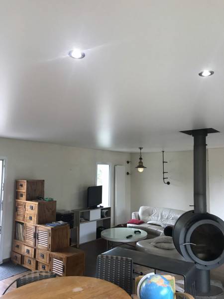 Pose plafond tendu blanc mat BARRISOL avec intégration poêle central - Roques sur Garonne 