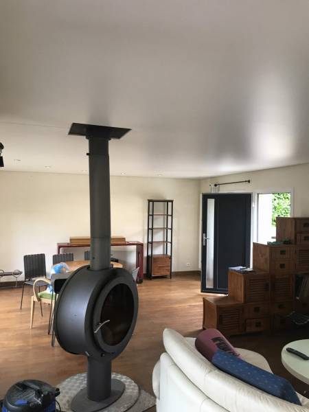 Pose plafond tendu blanc mat BARRISOL avec intégration poêle central - Roques sur Garonne 