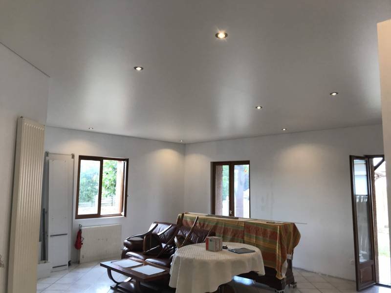 Pose d'un plafond tendu blanc mat avec intégration des spots, Fonsorbes