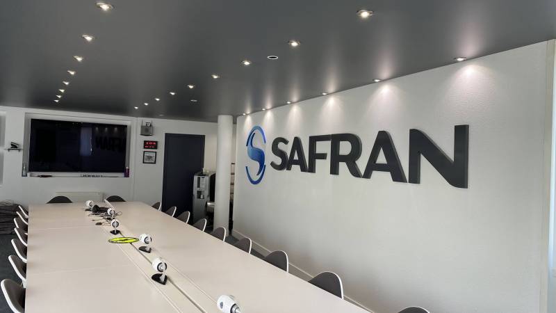 plafond tendu BARRISOL satiné gris dans salle de réunion de SAFRAN AIRBUS - Plafonds Tendus Occitans Toulouse