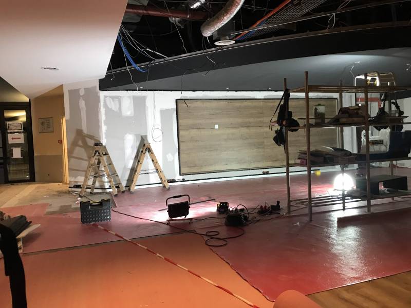 Pose toile murale ARTOLIS by BARRISOL dans hotel MERCURE COMPANS Toulouse