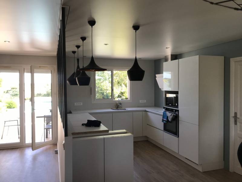 Plafond tendu blanc mat BARRISOL dans séjour cuisine - Plafonds Tendus Occitans - Salvetat St Gilles