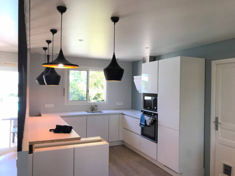 Chauffage dans cuisine ouverte avec plafond tendu mat blanc - Grenade