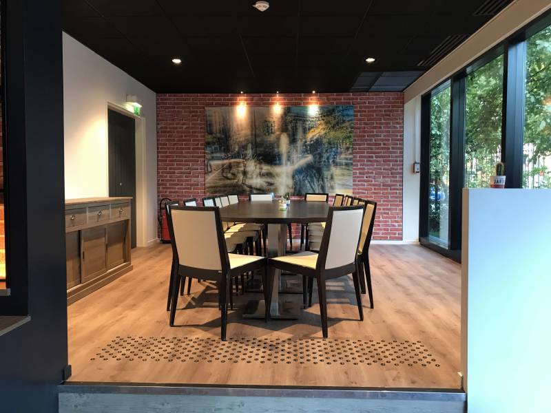 Pose toile murale ARTOLIS by BARRISOL dans hotel MERCURE COMPANS Toulouse