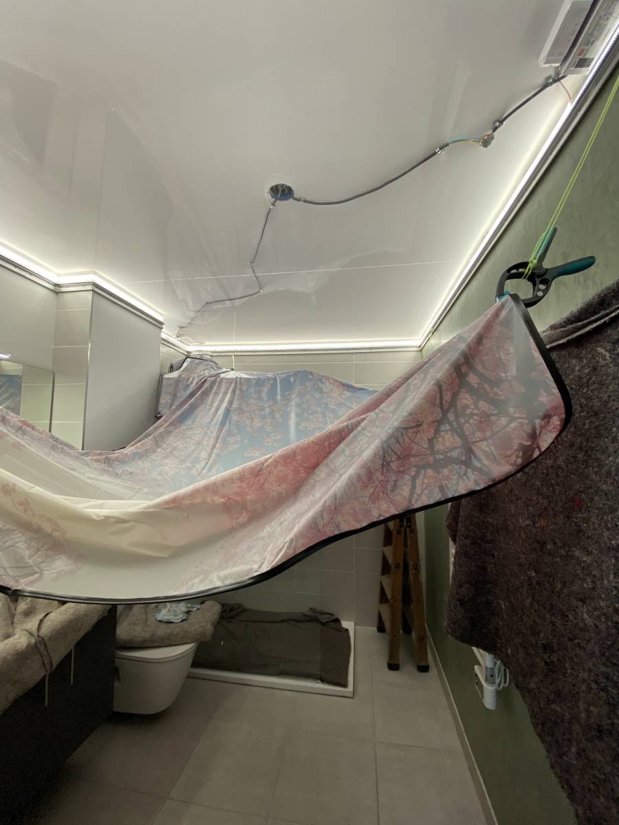 Salle de bains : plafond tendu lumineux imprimé  Frouzins by Plafonds Tendus Occitans