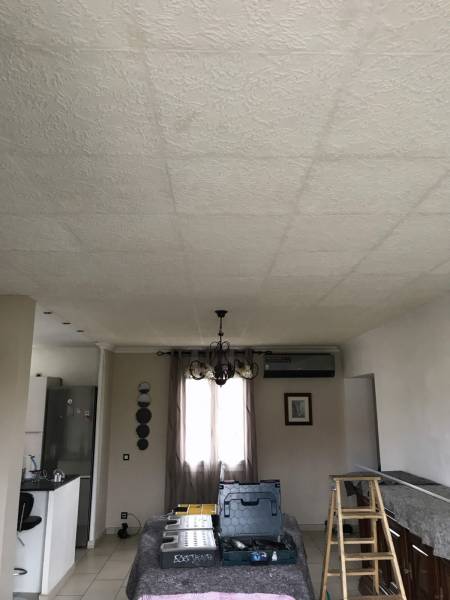 Comment cacher ou recouvrir un plafond en polystyrène ? Muret
