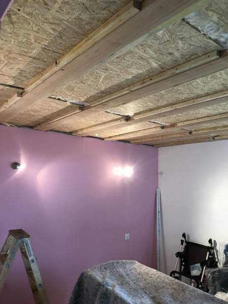 Recouvrir, masquer, un plafond en bois brut avec des poutrelles (plancher) - Seysses proche de Toulouse - Plafonds Tendus Occitans