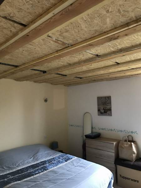 Recouvrir, masquer, un plafond en bois brut avec des poutrelles (plancher) - Muret proche de Toulouse - Plafonds Tendus Occitans