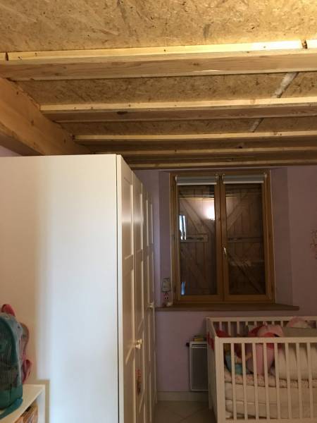 Comment recouvrir un plafond en bois brut avec des poutrelles (plancher) dans des chambres ? Mirepoix