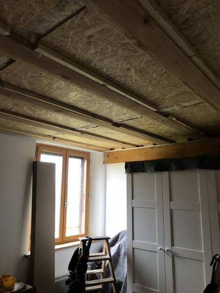 Recouvrir, masquer, un plafond en bois brut avec des poutrelles (plancher) - Villeneuve Tolosane proche de Toulouse - Plafonds Tendus Occitans