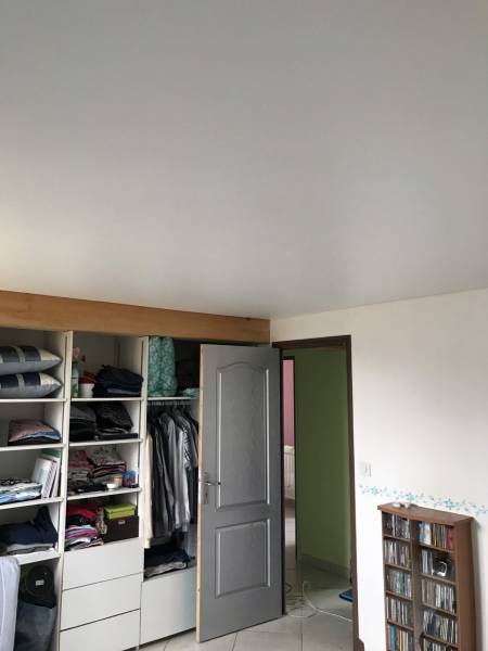 Comment recouvrir un plafond en bois brut avec des poutrelles (plancher) dans des chambres ? L'Union