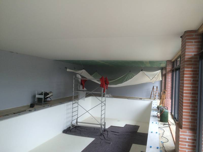 Mise en place d'un faux plafond de type plafond tendu dans une piscine intérieure privée Le vernet