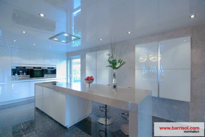 Le plafond tendu dans une cuisine by Plafonds Tendus Occitans - Toulouse