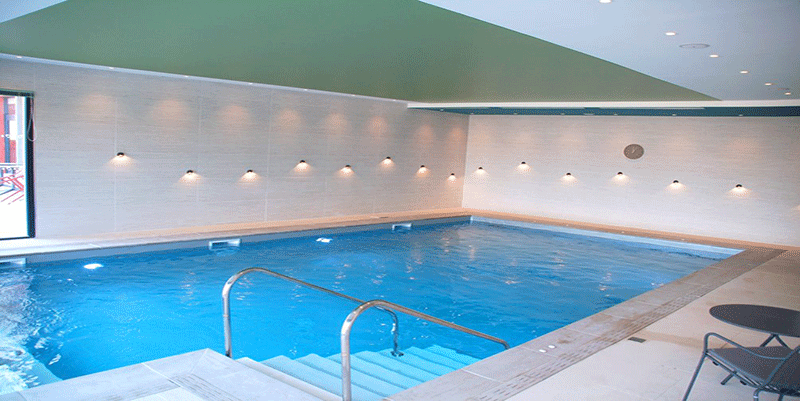 Le plafond tendu satiné, c'est de la couleur sans la brillance du laqué Grenade