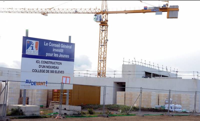 plafonds tendus dans le nouveau collège de Lézignan